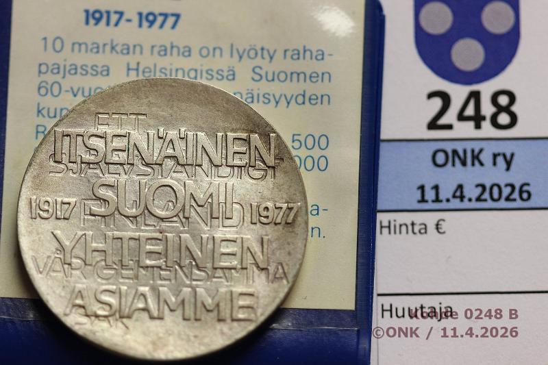 k-0248-b.jpg - Kohde 248 (kuva 2/2), l�ht�hinta: 8 &euro; / myyntihinta: 19 &euro; 10 mk 1977 Ag, Itsen�isyys, SNY 664.1  nainen raskaana , muovitasku, kunto: 8