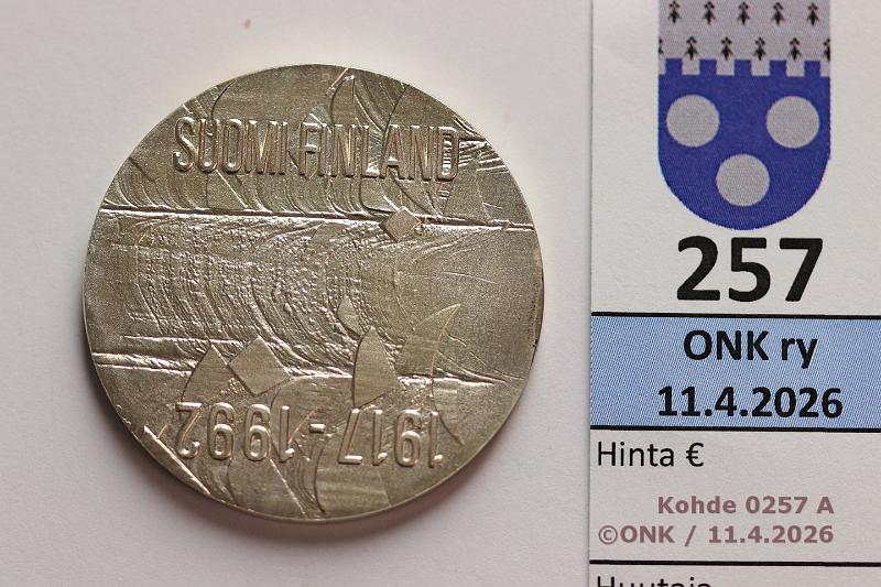 k-0257-a.jpg - Kohde 257 (kuva 1/2), l�ht�hinta: 12 &euro; / myyntihinta: 36 &euro; 100 mk 1992 Ag, Itsen�isyys, kunto: 9