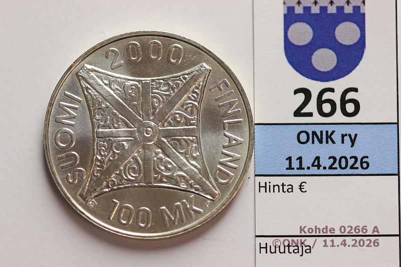 k-0266-a.jpg - Kohde 266 (kuva 1/2), l�ht�hinta: 15 &euro; / myyntihinta: 34 &euro; 100 mk 2000 Ag, Riemuvuosi, kunto: 9