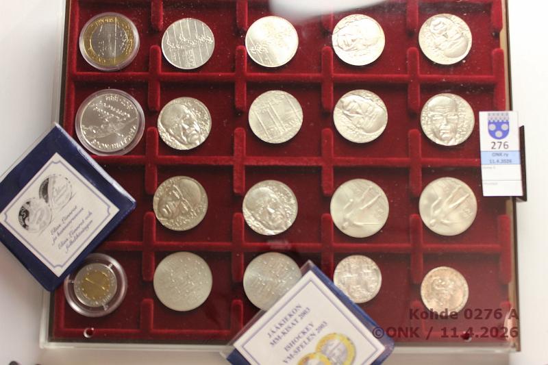 k-0276-a.jpg - Kohde 276, l�ht�hinta: 100 &euro; / myyntihinta: 480 &euro; 10 mk - 10 ? 1975-2003 (19): Ag,  10mk  -71(2), -75(8);  25mk  -78(2), -79(2);  50mk  -81(2);  10?  -03 L�nnrot, tod. Bimet  10mk  -95 EU;  5?  -03 j��kiekko, tod. Leuchtturmin vetolaatikossa, osassa kapselit, kunto: 7-9