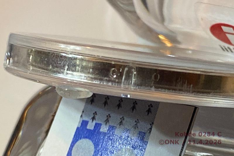 k-0284-c.jpg - Kohde 284 (kuva 3/3), l�ht�hinta: 30 &euro; / myyntihinta: 90 &euro; 20 ? 2014 Ag, Proof, SNY 20:8.2, Lukutaito. Iittalan lasikapselissa n:o 10/100. Laatikko, tod, kunto: 10