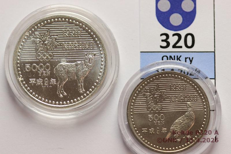 k-0320-a.jpg - Kohde 320 (kuva 1/2), l�ht�hinta: 20 &euro; / myyntihinta: 23 &euro; Japani 500 + 5000 � 9 (1997) Y#114, 115: Nagano 1998: 500y, CuNi, Snowboard; 5000y Ag, 15g/750, Ice hockey. Kapselit, kunto: 9