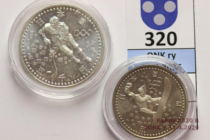 k-0320-b.jpg - Kohde 320 (kuva 2/2), l�ht�hinta: 20 &euro; / myyntihinta: 23 &euro; Japani 500 + 5000 � 9 (1997) Y#114, 115: Nagano 1998: 500y, CuNi, Snowboard; 5000y Ag, 15g/750, Ice hockey. Kapselit, kunto: 9