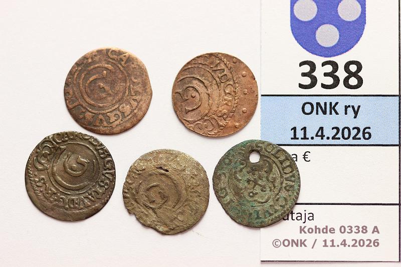 k-0338-a.jpg - Kohde 338 (kuva 1/2), l�ht�hinta: 10 &euro; / ei tarjouksia 1 solidus (5) 1654-58 KM#9 Ag, Carl X Gustav. Kahdessa reik�, kunto: 2-4