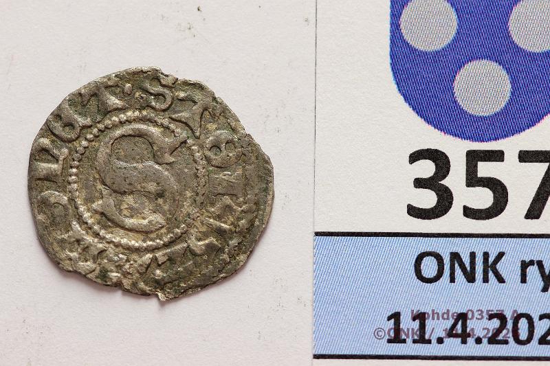 k-0357-a.jpg - Kohde 357 (kuva 1/2), l�ht�hinta: 80 &euro; / myyntihinta: 80 &euro;  1 fyrk   1529 SM#86   Ag, Kustaa Vaasa, typ XI, reunapuutteita , kunto:  3 