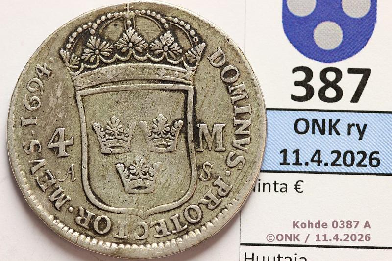 k-0387-a.jpg - Kohde 387 (kuva 1/2), l�ht�hinta: 150 &euro; / myyntihinta: 165 &euro;  4 mk   1694 SM#85/KM#296   Ag, Kaarle XI , kunto:  4 