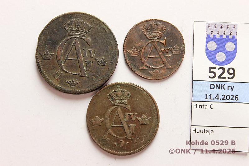 k-0529-b.jpg - Kohde 529 (kuva 2/2), l�ht�hinta: 5 &euro; / myyntihinta: 25 &euro; � - 1 sk P��llely�tyj� (3) Cu, Kustaa IV,  �sk  1806;  �sk  1805(?);  1sk  180?, kunto: 3-4