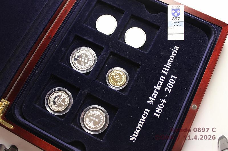 k-0897-c.jpg - Kohde 897 (kuva 3/3), l�ht�hinta: 200 &euro; / myyntihinta: 290 &euro; Markan historia  Ag, Moneta, Suomen Markan Historia 1864-2001, 18 hopeareplikaa, Proof, laatikko, tod, kunto: 10