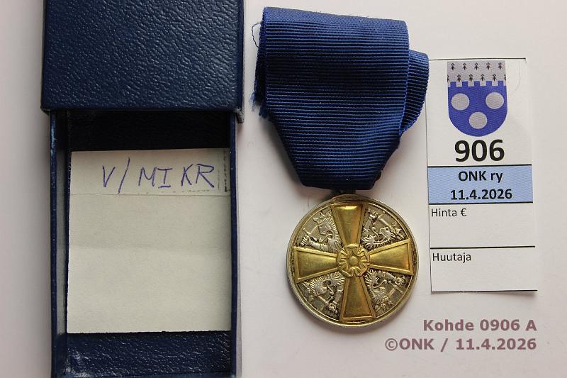 k-0906-a.jpg - Kohde 906 (kuva 1/2), l�ht�hinta: 15 &euro; / myyntihinta: 15 &euro; Kunniamerkki  Ag 830, Valkoisen Ruusun ritarikunnan 1. luokan mitali nauhalla, kotelo, kunto: 9