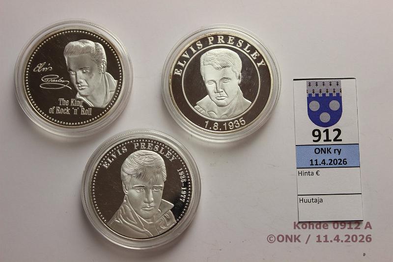 k-0912-a.jpg - Kohde 912 (kuva 1/2), l�ht�hinta: 5 &euro; / myyntihinta: 11 &euro; Elvis (3)  Hopeanv�riset mitalit kapselissa, Proof, kunto: 10