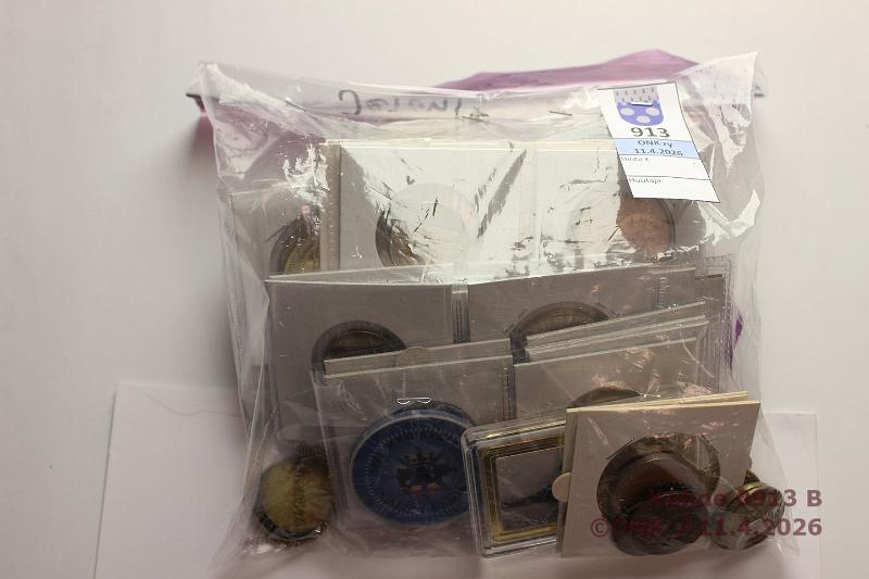 k-0913-b.jpg - Kohde 913 (kuva 2/2), l�ht�hinta: 20 &euro; / myyntihinta: 20 &euro; Jetonit ym (67)  Mm. jetoneita rahasarjoista, pesu- ym automaattipoletteja, 3 mitalia, 3 kasinorahaketta PAF 20? x 2 ja 50 SEK, pari Thai kolikkoa, kunto: 7-9