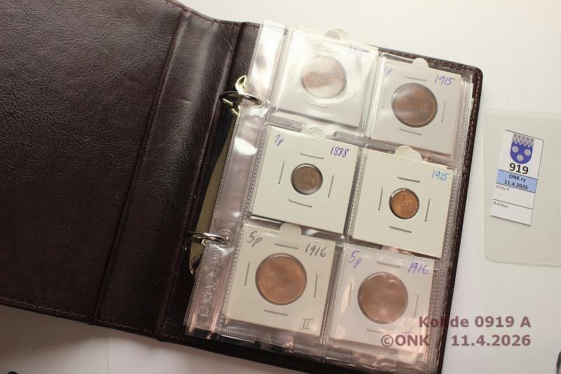 k-0919-a.jpg - Kohde 919 (kuva 1/2), l�ht�hinta: 10 &euro; / myyntihinta: 13 &euro; Pieni kansio 1888-1917 (15) Cu,  1p  -88, -15;  5p  -15(3), -16(3), -17I(3), -17II(2);  10p  -15, -16. Kaikissa leimakiiltoa. Hyv� pieni nahkakansio, jossa 13 v�lilehte�. Rahat rahasilmiss�, kunto: 7-9