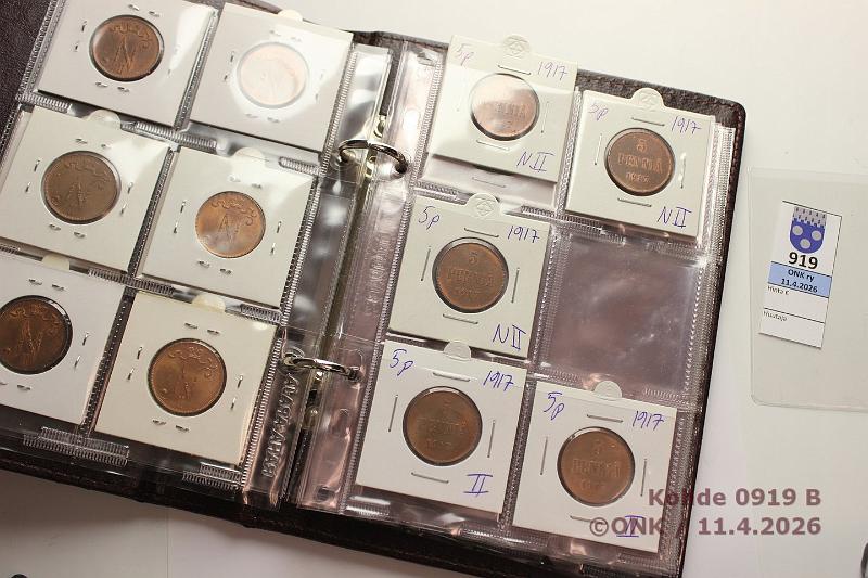 k-0919-b.jpg - Kohde 919 (kuva 2/2), l�ht�hinta: 10 &euro; / myyntihinta: 13 &euro; Pieni kansio 1888-1917 (15) Cu,  1p  -88, -15;  5p  -15(3), -16(3), -17I(3), -17II(2);  10p  -15, -16. Kaikissa leimakiiltoa. Hyv� pieni nahkakansio, jossa 13 v�lilehte�. Rahat rahasilmiss�, kunto: 7-9