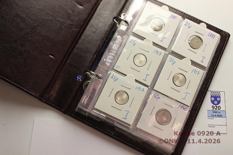 k-0920-a.jpg - Kohde 920 (kuva 1/2), l�ht�hinta: 20 &euro; / myyntihinta: 21 &euro; Pieni kansio 1898-1952 (17) Ag:  25p  -98(2), -17I(3);  50p  -15, -16. CuNi/Fe/Mess:  50p  -40;  1mk  -40(4), -51(4);  5mk  -52. 25p-98 kl 3, muut 8-9, Fe rahat ruosteettomia. Hyv� pieni nahkakansio, jossa 9 v�lilehte�. Rahat rahasilmiss�, kunto: 3, 7-9