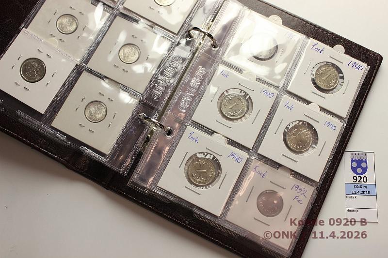 k-0920-b.jpg - Kohde 920 (kuva 2/2), l�ht�hinta: 20 &euro; / myyntihinta: 21 &euro; Pieni kansio 1898-1952 (17) Ag:  25p  -98(2), -17I(3);  50p  -15, -16. CuNi/Fe/Mess:  50p  -40;  1mk  -40(4), -51(4);  5mk  -52. 25p-98 kl 3, muut 8-9, Fe rahat ruosteettomia. Hyv� pieni nahkakansio, jossa 9 v�lilehte�. Rahat rahasilmiss�, kunto: 3, 7-9