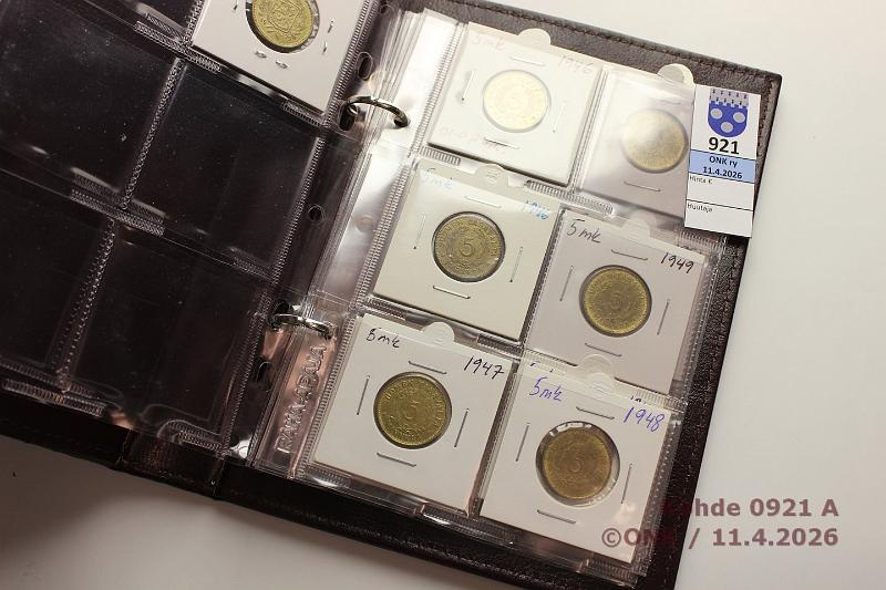 k-0921-a.jpg - Kohde 921 (kuva 1/2), l�ht�hinta: 20 &euro; / myyntihinta: 20 &euro; Pieni kansio 1937-61 (18) AlBr/Mess,  5mk  -39, -46(2), -47, -48, -49(4), -50(2), -51(4);  10mk  -37, -61;  20mk  -39. Hyv� pieni nahkakansio, jossa 8 v�lilehte�. Rahat rahasilmiss�. 10mk-37 kl 6, muut 7-9, kunto: 7-9