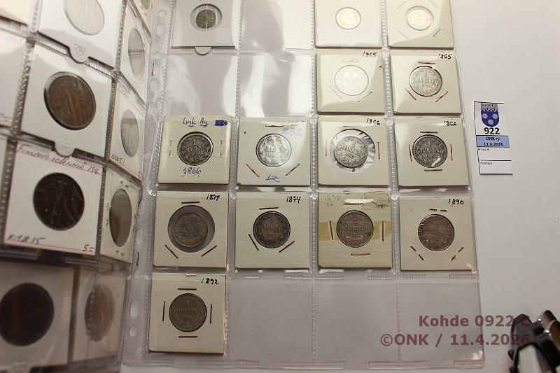 k-0922-c.jpg - Kohde 922 (kuva 3/3), l�ht�hinta: 55 &euro; / myyntihinta: 62 &euro; Suomier� 1865-1917 (50)   1p  -98-13(4);  5p  -67-17(23);  10p  -65-16(9);  25p  -73;  50p  -16, -17II;  1mk  -65(2), -66(4), -74(2), -90(2), -92. Kansilolehdill� kolikkotaskuissa, kunto: 2-9