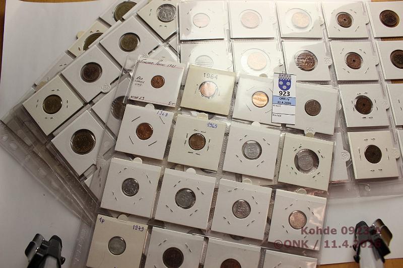 k-0923-a.jpg - Kohde 923 (kuva 1/2), l�ht�hinta: 10 &euro; / myyntihinta: 10 &euro; Suomier� 1921-91 (117)   1p  -21-79(13);  5p  -21-77(12);  10p  -23-88(19);  20p  -71-78(19);  25p  -21-45(13);  50p  -23-78(10);  1mk  -28-86(12);  5mk  -30-91(15);  20mk  -34, -37, -39;  50mk  -53. Kansilolehdill� kolikkotaskuissa, kunto: 4-9