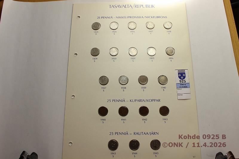 k-0925-b.jpg - Kohde 925 (kuva 2/3), l�ht�hinta: 50 &euro; / myyntihinta: 68 &euro; Suomikansio 1918-52 (161) Merkki Borgin erinomainen kansio suojakotelolla.  Puuttuu   5p  -18 KV;  1mk  -49 Cu;  5mk  -28, -29;  20mk  -31, -32;  100  ja  200mk  -26 Au;  500mk  -51 Ag, kunto: 4-8