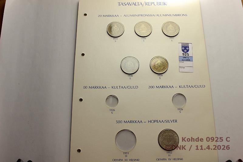 k-0925-c.jpg - Kohde 925 (kuva 3/3), l�ht�hinta: 50 &euro; / myyntihinta: 68 &euro; Suomikansio 1918-52 (161) Merkki Borgin erinomainen kansio suojakotelolla.  Puuttuu   5p  -18 KV;  1mk  -49 Cu;  5mk  -28, -29;  20mk  -31, -32;  100  ja  200mk  -26 Au;  500mk  -51 Ag, kunto: 4-8