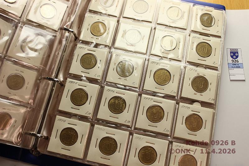 k-0926-b.jpg - Kohde 926 (kuva 2/4), l�ht�hinta: 40 &euro; / myyntihinta: 40 &euro; Suomikansio 1952-2001 (270) Kansio kolikkotaskuilla.  1p-10mk  1963-2001 kaikki (=229);  1-50mk  1952-62 kaikki paitsi 5mk 1953 FeNi ja 20mk 1960 (=41). Yli puolet leimakiiltoisia, kunto: 4-9