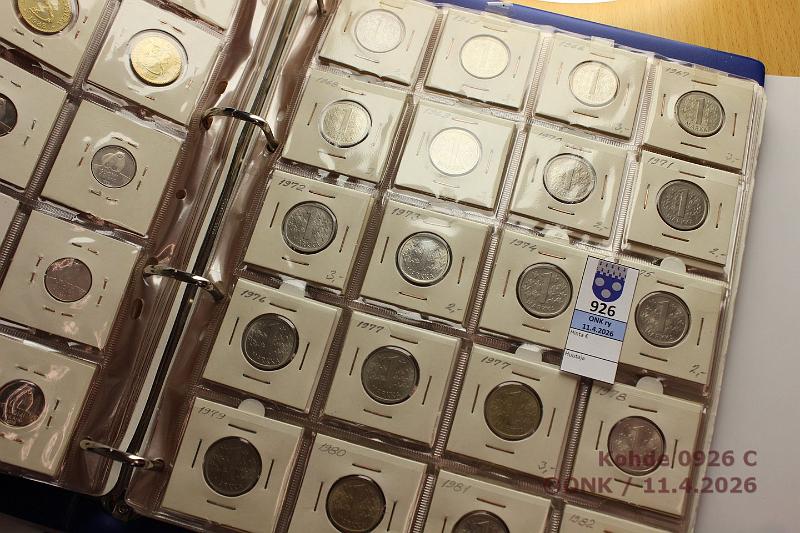 k-0926-c.jpg - Kohde 926 (kuva 3/4), l�ht�hinta: 40 &euro; / myyntihinta: 40 &euro; Suomikansio 1952-2001 (270) Kansio kolikkotaskuilla.  1p-10mk  1963-2001 kaikki (=229);  1-50mk  1952-62 kaikki paitsi 5mk 1953 FeNi ja 20mk 1960 (=41). Yli puolet leimakiiltoisia, kunto: 4-9