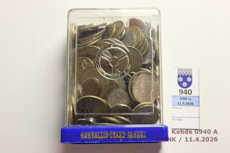 k-0940-a.jpg - Kohde 940 (kuva 1/2), l�ht�hinta: 20 &euro; / myyntihinta: 42 &euro; Pankki 1900-l Kansallis-Osake-Pankki, lukossa, ei avainta, s�r�. Sis�lt�n� p��osin ennen rahanuudistusta 1p-200mk, useampi 100 ja 200mk Ag n�kyy k��nnellen, kunto: vk