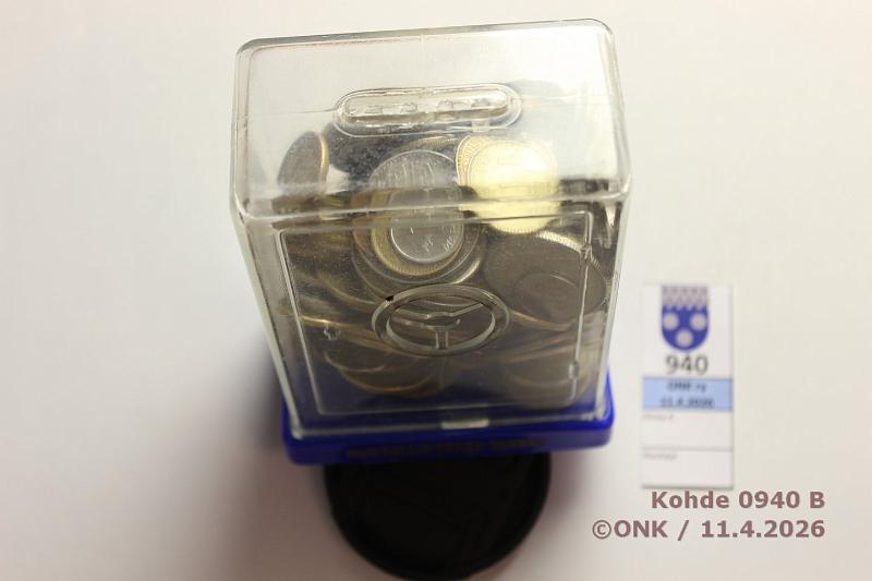 k-0940-b.jpg - Kohde 940 (kuva 2/2), l�ht�hinta: 20 &euro; / myyntihinta: 42 &euro; Pankki 1900-l Kansallis-Osake-Pankki, lukossa, ei avainta, s�r�. Sis�lt�n� p��osin ennen rahanuudistusta 1p-200mk, useampi 100 ja 200mk Ag n�kyy k��nnellen, kunto: vk