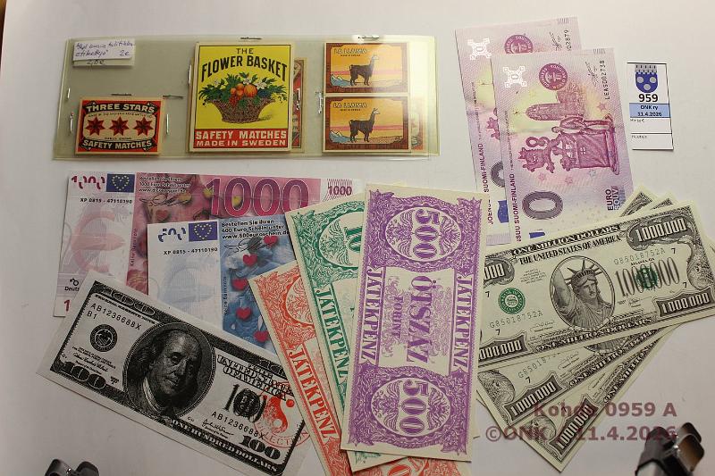 k-0959-a.jpg - Kohde 959, l�ht�hinta: 5 &euro; / myyntihinta: 8 &euro; Hupiseteleit� ym.  11 eril. hupiseteli� dollari-, euro- ja forint-merkinn�ill�. 6 k�ytt�m�t�nt� tulitikkuetiketti�. Ven�j� 5r 1990 Uspenskin katedraali (Y#246), kunto: 9