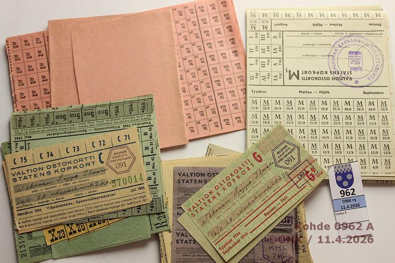 k-0962-a.jpg - Kohde 962, l�ht�hinta: 5 &euro; / myyntihinta: 6 &euro; Ostokortit 1942-53 (68) Hyv�kuntoisia Suomen Valtion ostokortteja eri leimoilla: maito(26), ravintorasvat(17), liha(16), viljat(7), yleisostokrtti(2). Yksitt�in ja arkkeina., kunto: 5-8